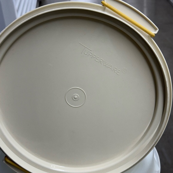 Tupperware Versatile Cake Yellow Food Storage Container - Picture 2 of 4